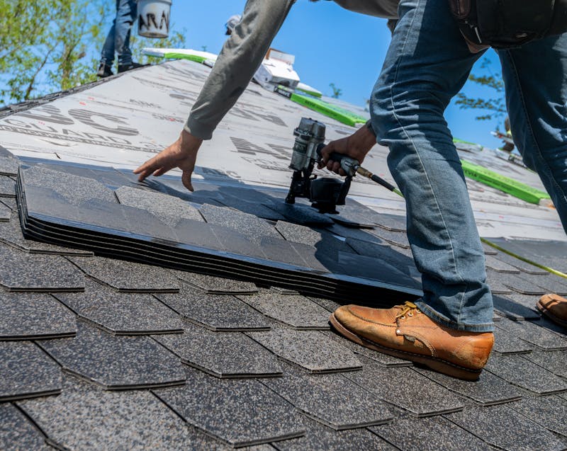 roofers working